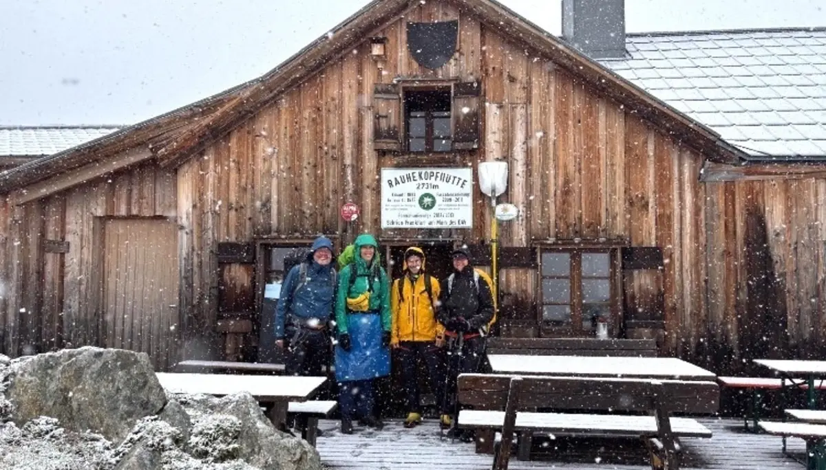 Beim Abschied von der Hütte fängt es an zu schneiden. | © Frank Schumann