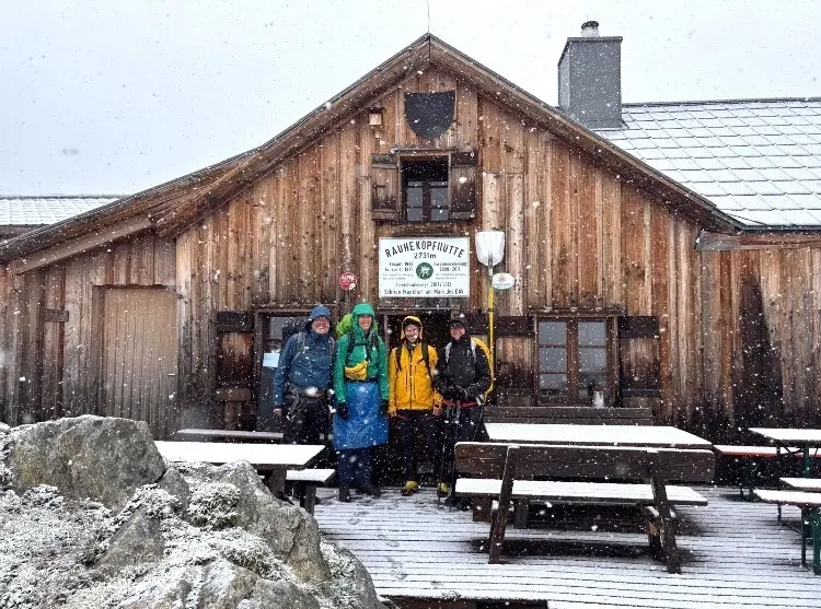 Beim Abschied von der Hütte fängt es an zu schneiden. | © Frank Schumann