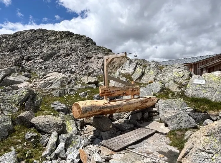 Die Open-Air-Dusche vor der Rauhekopfhütte. | © Frank Schumann
