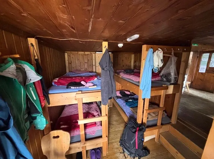 Viel Platz ist hier nicht: das Schlafzimmer für das Hüttenteam. | © Frank Schumann