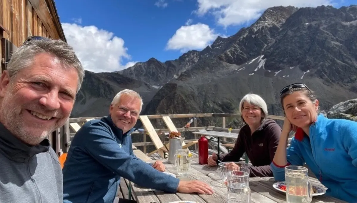 Essen bei schönem Wetter: Das Hüttenteam genießt die Pause. | © Frank Schumann