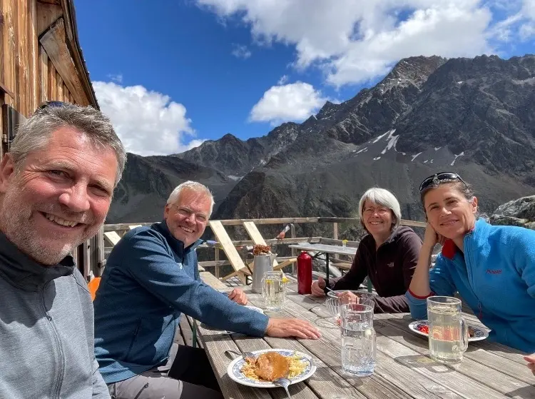 Essen bei schönem Wetter: Das Hüttenteam genießt die Pause. | © Frank Schumann