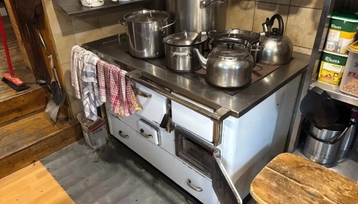 Kochen auf dem Holzofen ist erst mal ungewohnt. | © Frank Schumann/Sektion Frankfurt am Main des DAV