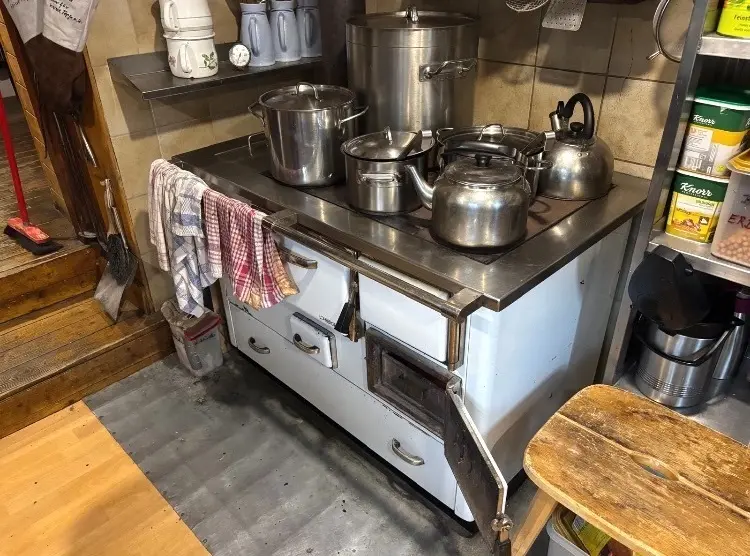 Kochen auf dem Holzofen ist erst mal ungewohnt. | © Frank Schumann/Sektion Frankfurt am Main des DAV