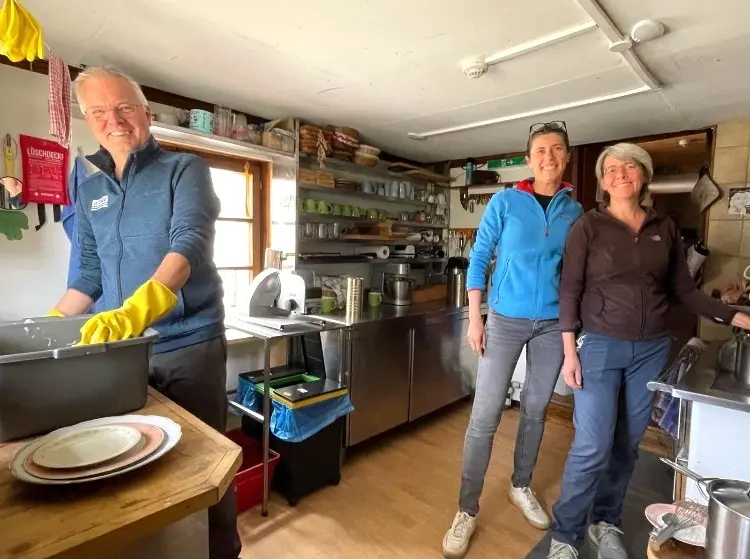 Vergnügt beim Abspülen_Frank, Karla und Andrea. | © Frank Schumann/Sektion Frankfurt am Main des DAV