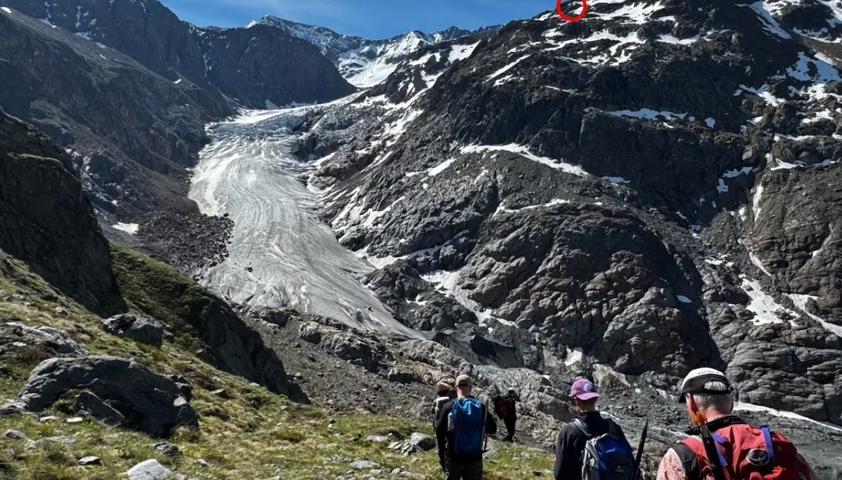 Aufstieg zur Rauhekopfhütte. Die Route führt über den Gletscher zur Hütte (oben rechts). | © Foto: Helmut Schgeiner