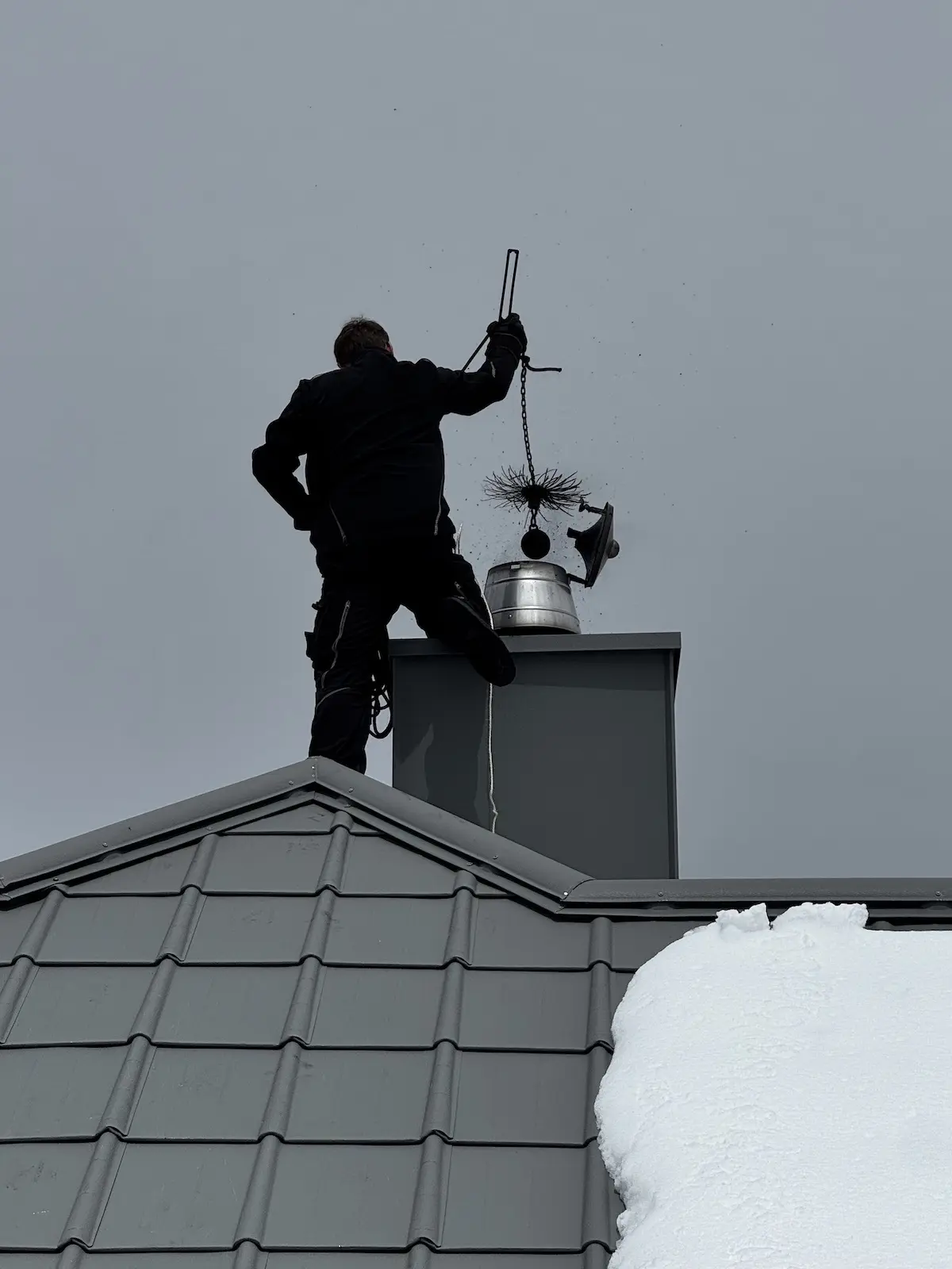 Ein Schornsteinfeger auf dem Dach der Rauhekopfhütte. | © Helmut Schgeiner