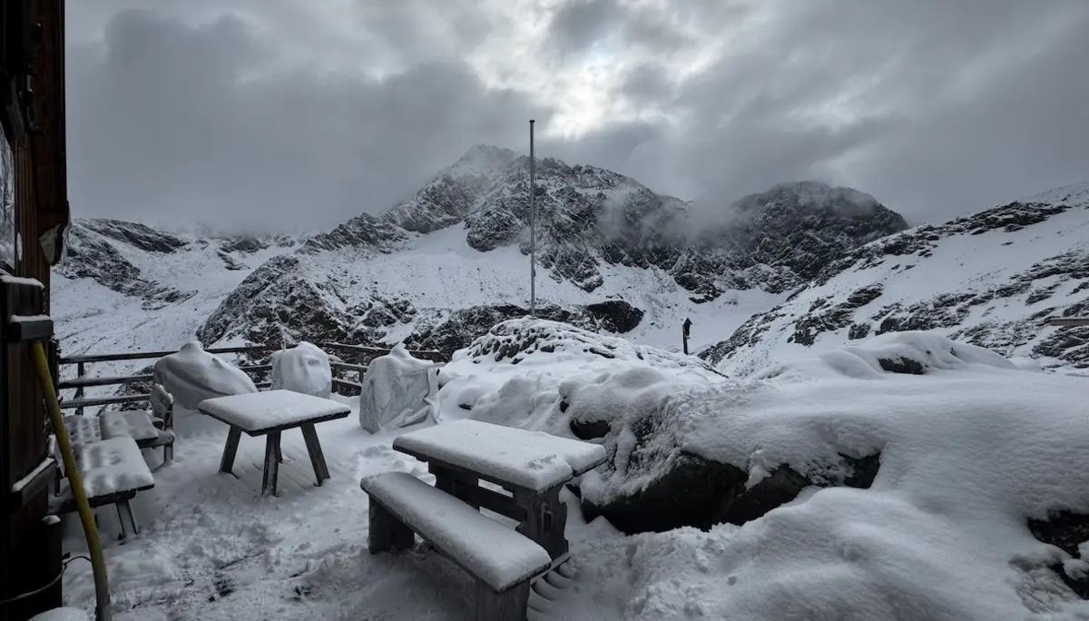Neuschnee am Tag der Versorgungsflüge – jetzt schippen wir erstmal Schnee und planen alles nochmal neu. | © Helmut Schgeiner