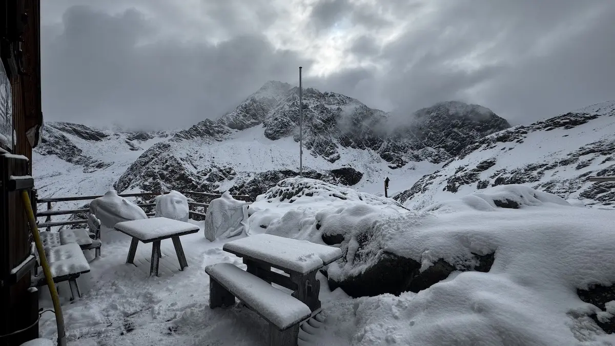 Neuschnee am Tag der Versorgungsflüge – jetzt schippen wir erstmal Schnee und planen alles nochmal neu. | © Helmut Schgeiner