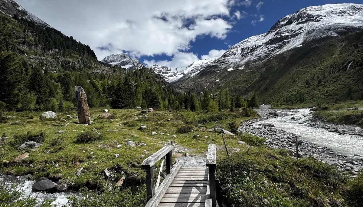 Blick vom Gepatschhaus zur Rauhekopfhütte. | © Foto Helmut Schgeiner