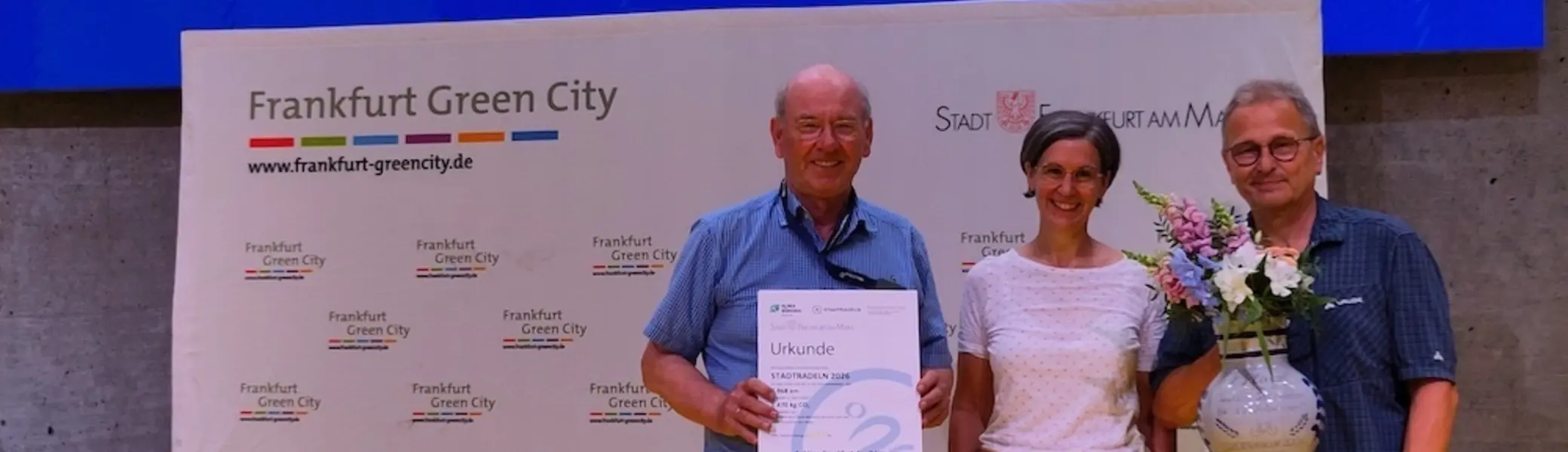 Dieter Schönberger, Mitglied des Klimaschutz-Teams der Sektion Frankfurt am Main des Deutschen Alpenvereins (DAV) e. V., hat den Preis entgegengenommen. Neben der Urkunde und einem großen Bembel wurde ein Gutschein für 25 Liter alkoholfreien Apfelwein von der Kelterei Nöll überreicht. | © DAV Sektion Frankfurt am Main/Dieter Schönberger