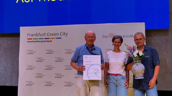 Dieter Schönberger, Mitglied des Klimaschutz-Teams der Sektion Frankfurt am Main des Deutschen Alpenvereins (DAV) e. V., hat den Preis entgegengenommen. Neben der Urkunde und einem großen Bembel wurde ein Gutschein für 25 Liter alkoholfreien Apfelwein von der Kelterei Nöll überreicht. | © DAV Sektion Frankfurt am Main/Dieter Schönberger