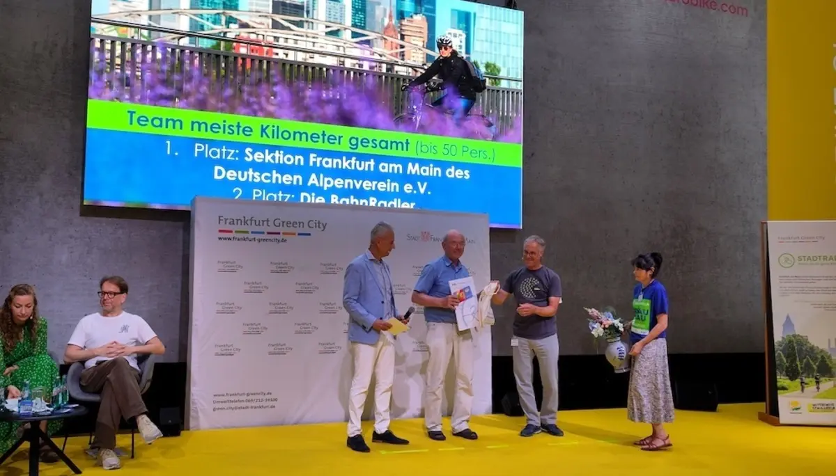 Stellvertretend für das STADTRADEL-Sektions-Team 2026: Dieter Schönberger, die einzige Top-10-Frau Elke Jäger und der Top-2-Platzierte Ralf Schneider. | © DAV Sektion Frankfurt am Main/Dieter Schönberger