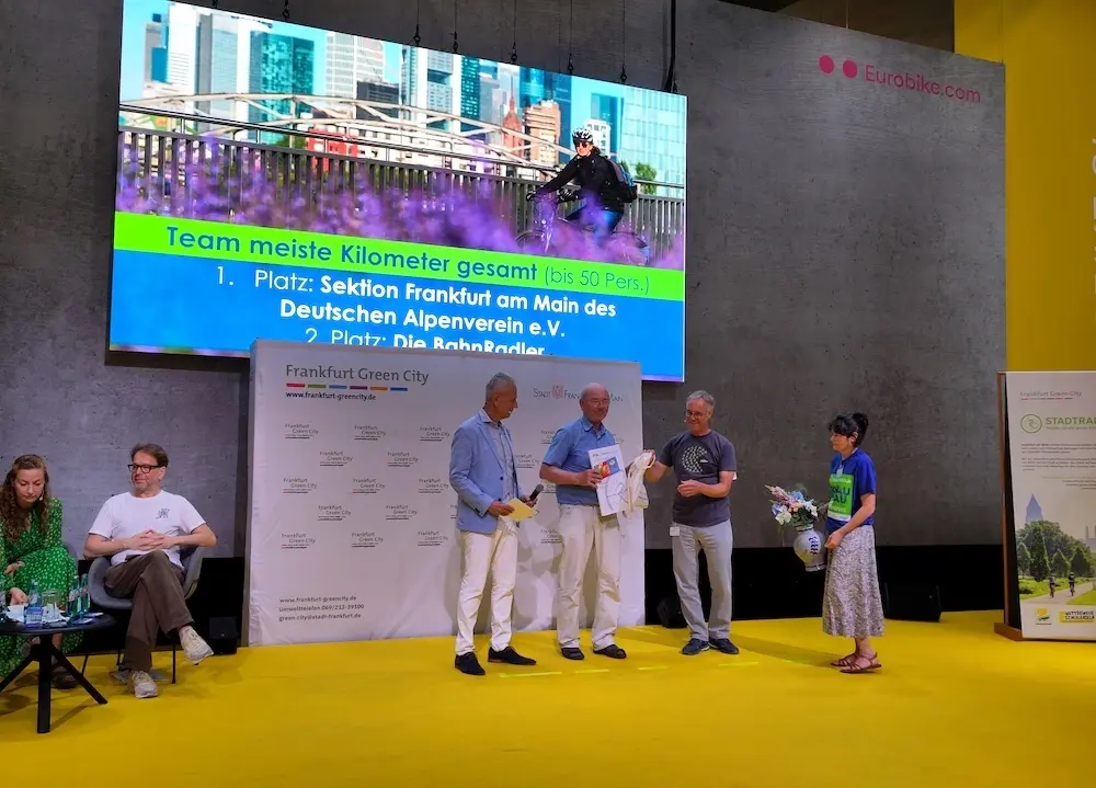 Stellvertretend für das STADTRADEL-Sektions-Team 2026: Dieter Schönberger, die einzige Top-10-Frau Elke Jäger und der Top-2-Platzierte Ralf Schneider. | © DAV Sektion Frankfurt am Main/Dieter Schönberger