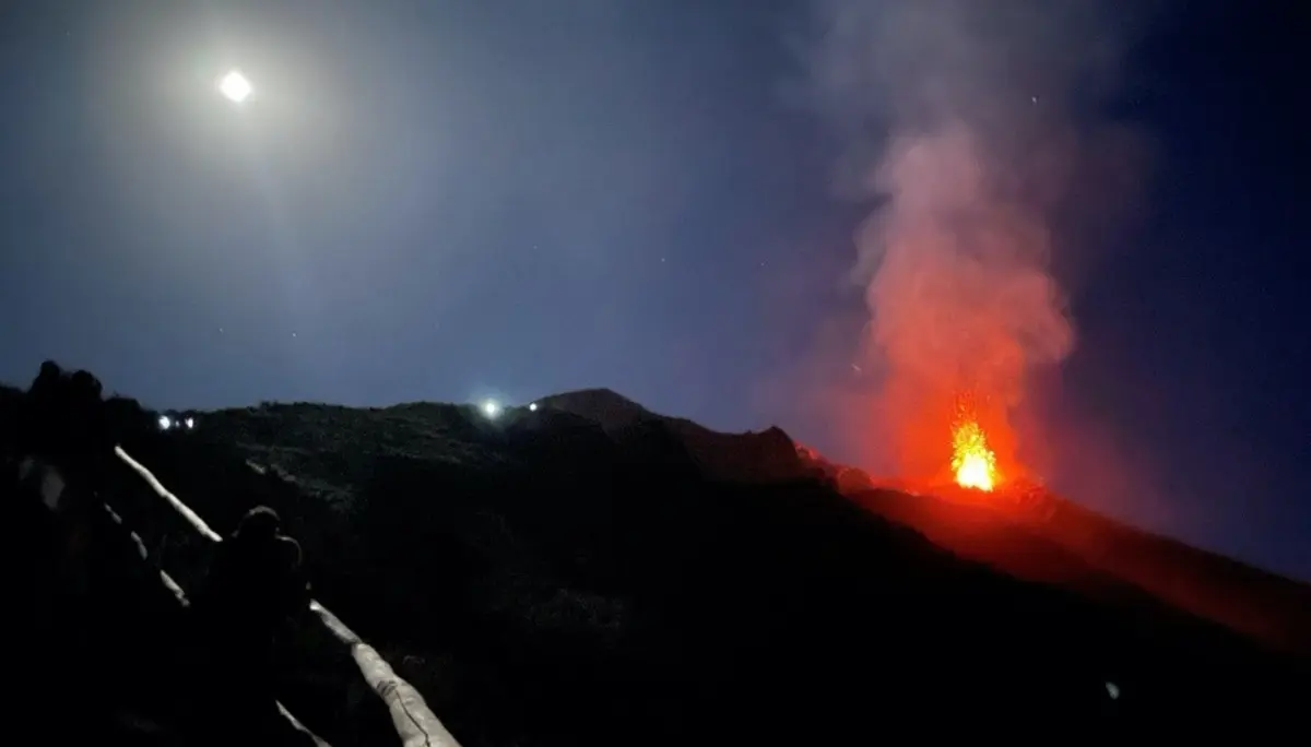 Da staunt sogar der Mond- Lava-Fontäne am Stromboli, Stirnlampen. | © Andreas/DAV Frankfurt am Main