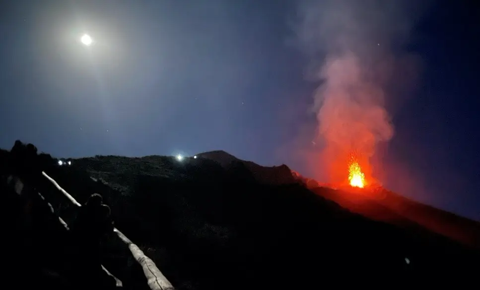Da staunt sogar der Mond- Lava-Fontäne am Stromboli, Stirnlampen. | © Andreas/DAV Frankfurt am Main