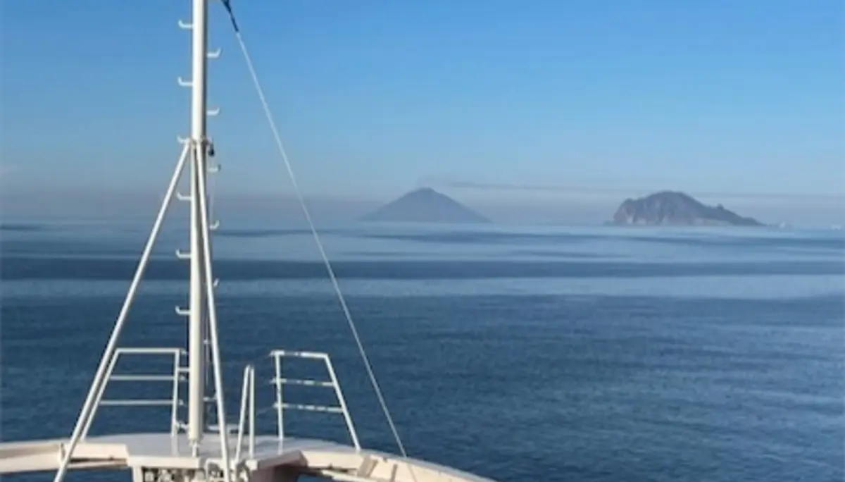 Fähr-Anfahrt auf die Liparischen Inseln, Stromboli mit Rauchfahne | © Andreas/DAV Frankfurt am Main