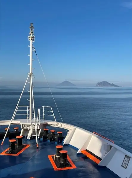 Fähr-Anfahrt auf die Liparischen Inseln, Stromboli mit Rauchfahne | © Andreas/DAV Frankfurt am Main