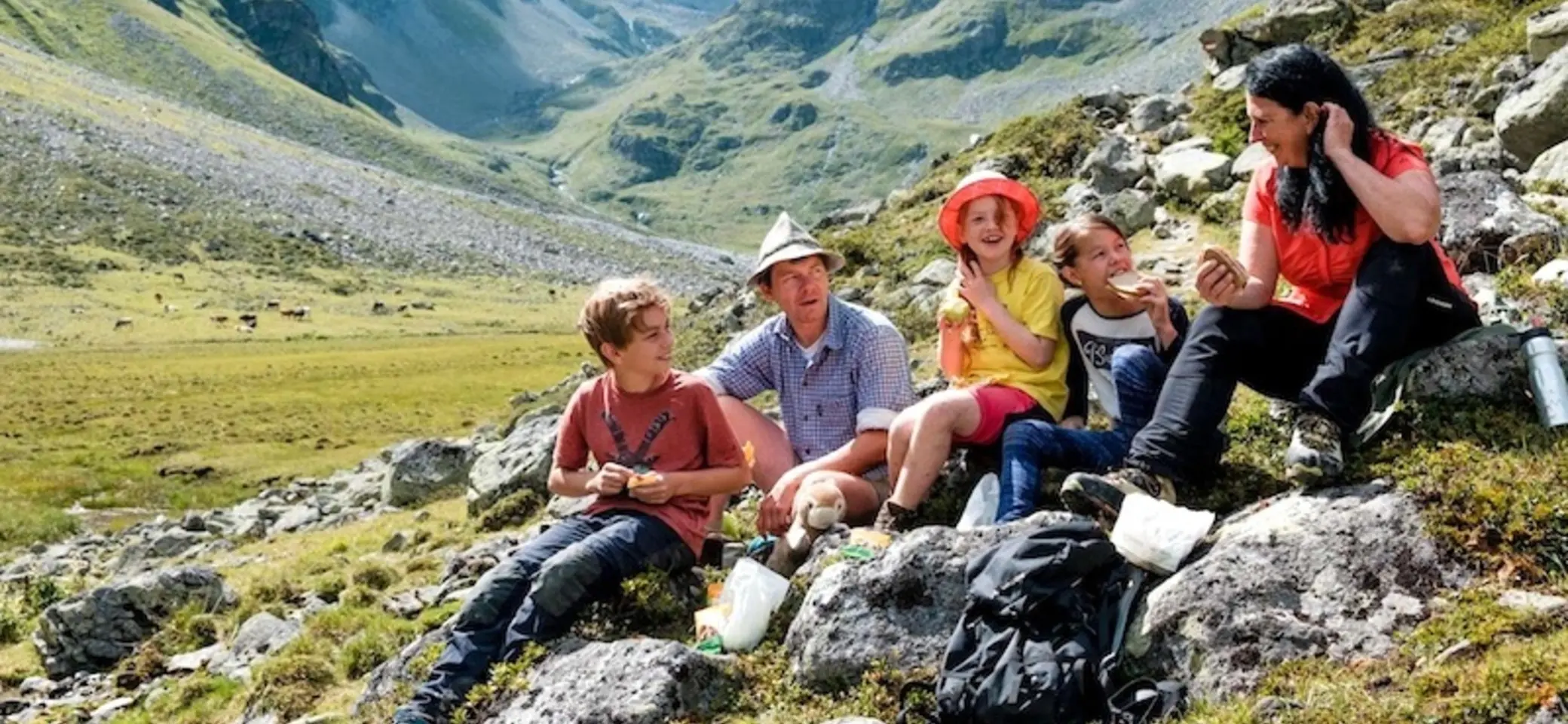 Eine Familien mit Kindern ist in den Bergen und auf Hütten unterwegs. | © DAV/Hans Herbig