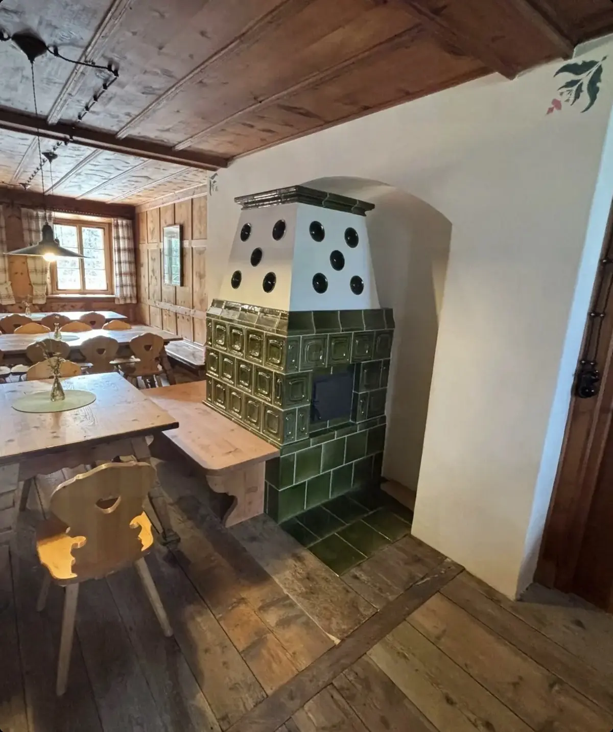 Die gemütliche Gaststube mit Kachelofen im Gepatschhaus | © Sektion Frankfurt am Main des DAV