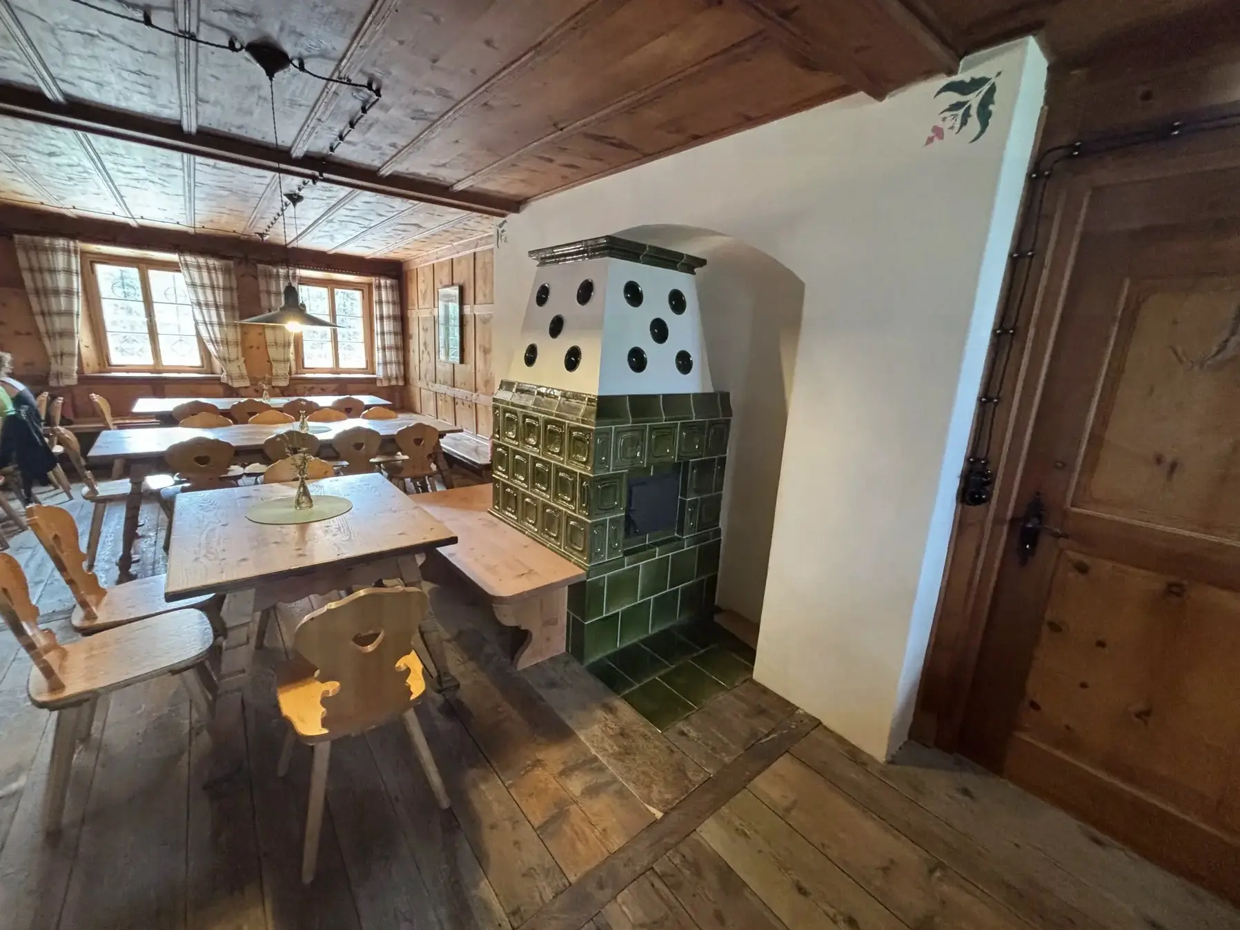Die gemütliche Gaststube mit Kachelofen im Gepatschhaus | © Sektion Frankfurt am Main des DAV
