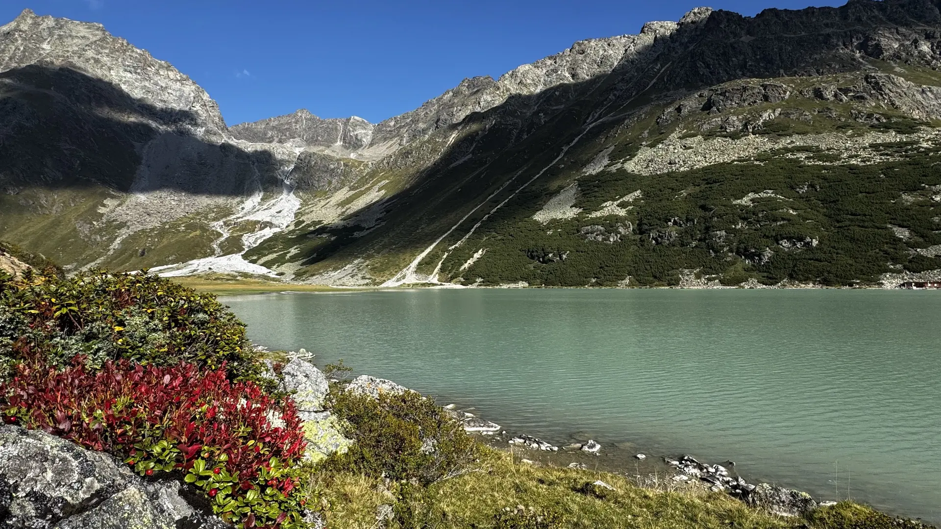 Der Riffelsee in unmittelbarer Nähe der Riffelseehütte bietet Vielfalt_ Rundwanderungen, Spaziergänge, Winter-Loipen und Floßfahrten. | © Helmut Schgeiner
