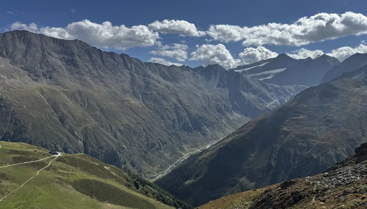  Die Riffelseehütte ist der ideale Stützpunkt, um auf die über 30 Dreitausender rungsum zu kommen. Foto Tourismusverband Pitztal. | © Helmut Schgeiner