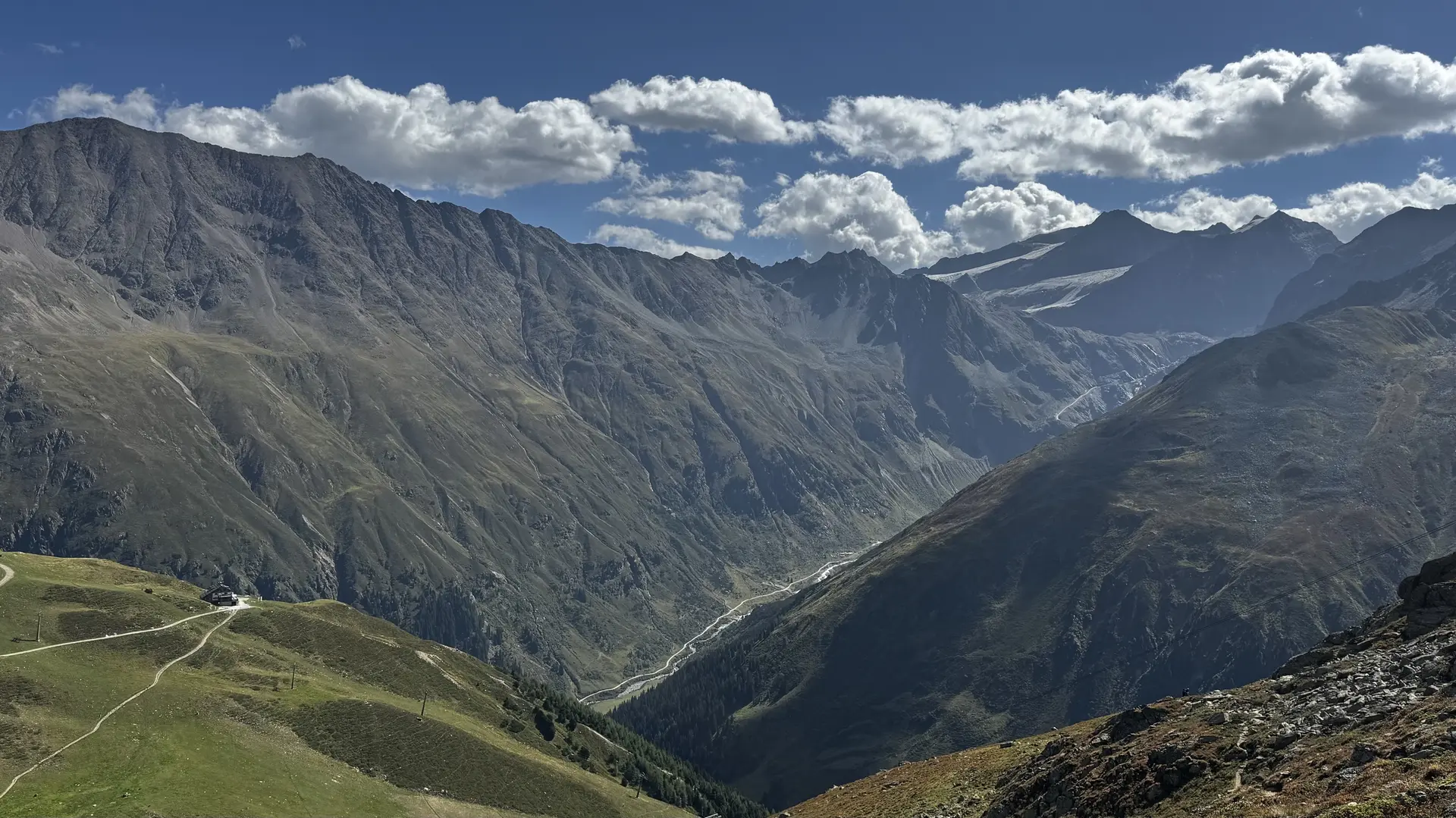  Die Riffelseehütte ist der ideale Stützpunkt, um auf die über 30 Dreitausender rungsum zu kommen. Foto Tourismusverband Pitztal. | © Helmut Schgeiner