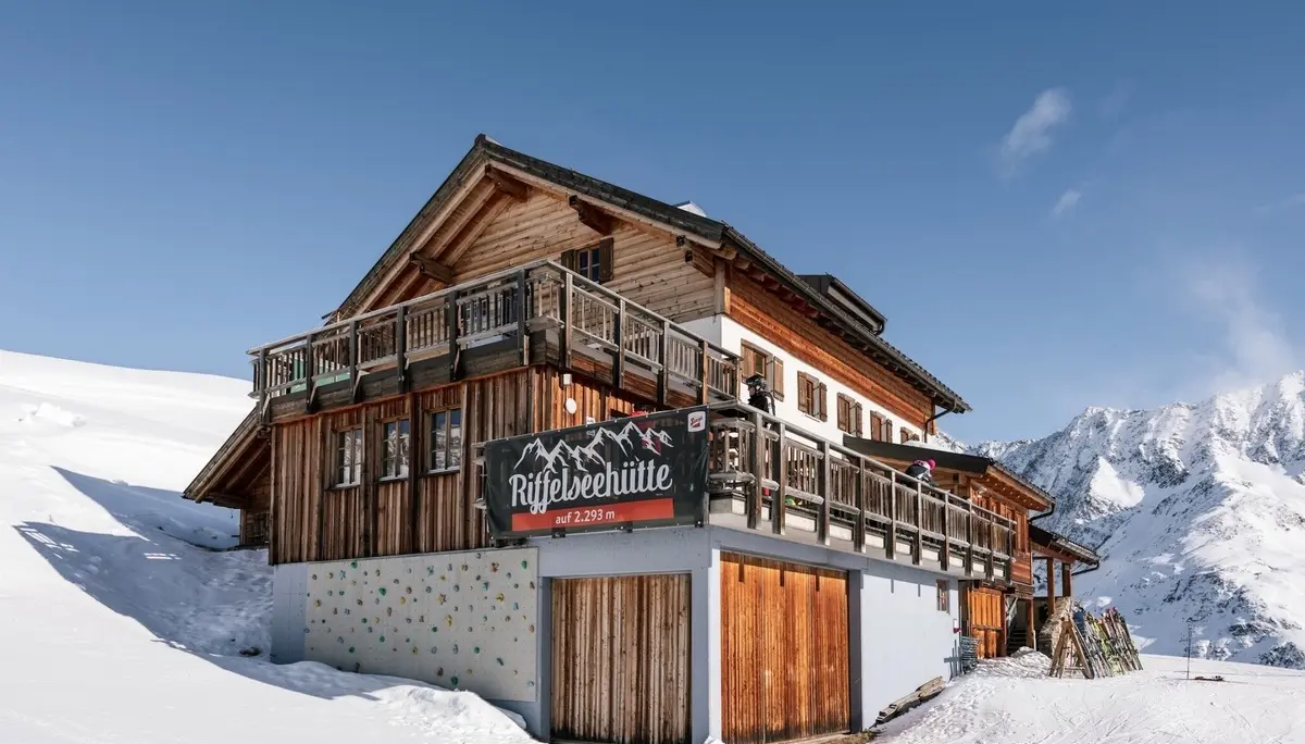 Die Riffelseehütte liegt im Winter mitten im Skigebiet Riffelsee. | © Tourismusverband Pitztal