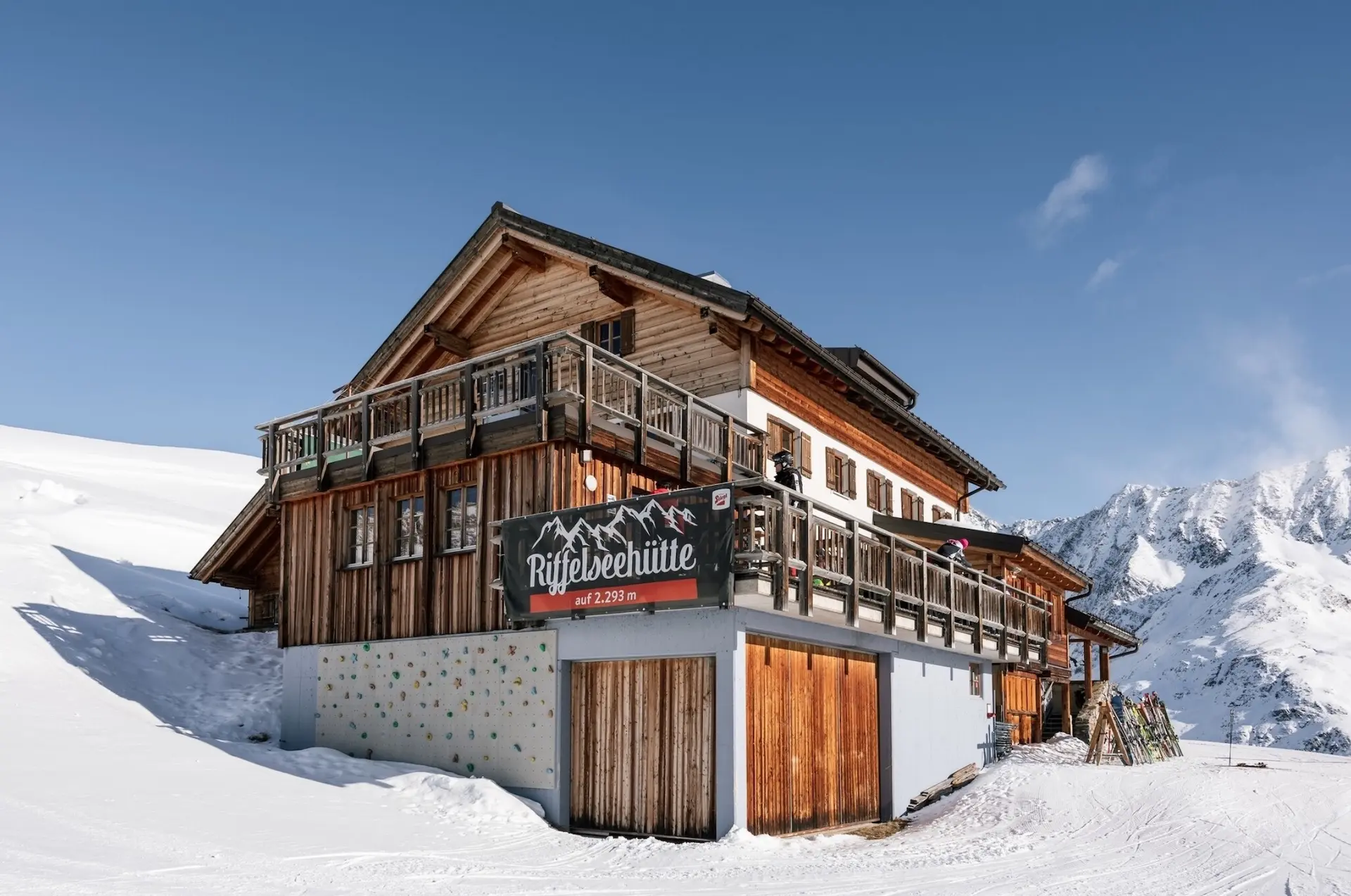 Die Riffelseehütte liegt im Winter mitten im Skigebiet Riffelsee. | © Tourismusverband Pitztal