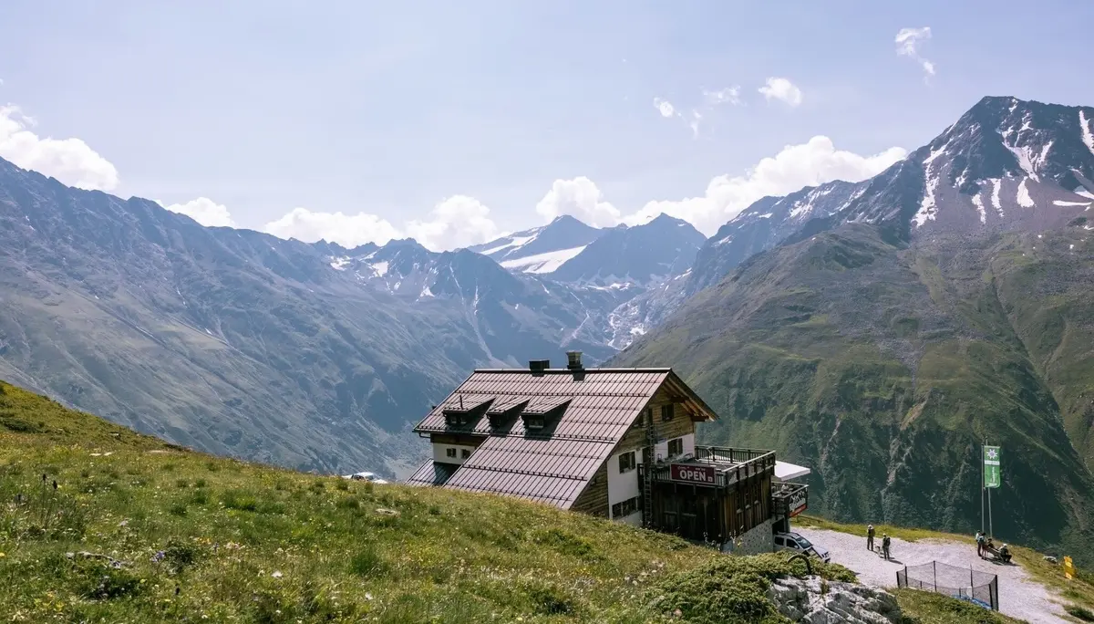 Ein Paradies für Bergsportler_innen. Die Riffelseehütte im Sommer. | © Tourismusverband Pitztal