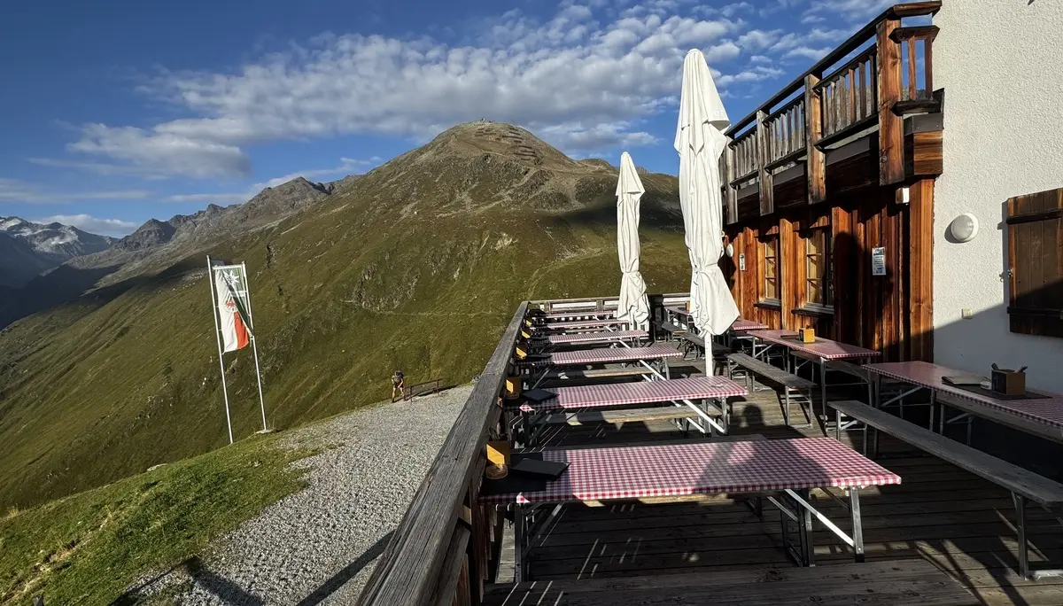 Die Terrasse der Riffelseehütte wird nach der Sommersaison 2026 erweitert. 2 | © Helmut Schgeiner