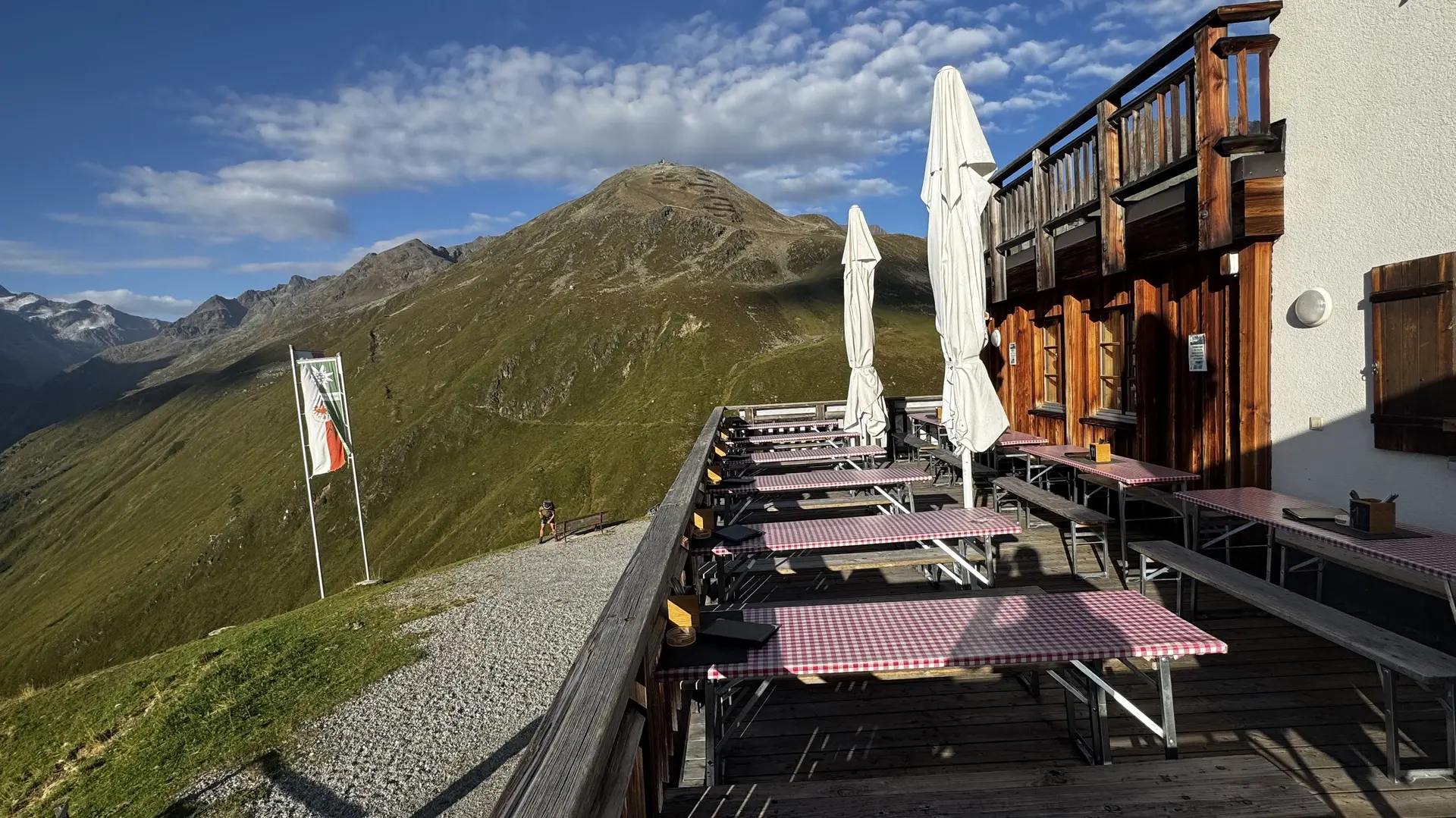 Die Terrasse der Riffelseehütte wird nach der Sommersaison 2026 erweitert. 2 | © Helmut Schgeiner