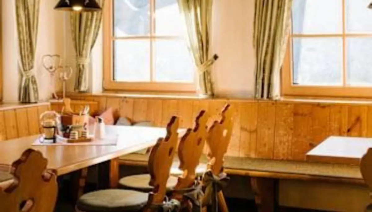 Gemütlichkeit wird hier groß geschrieben. Der Gastraum der Riffelseehütte. | © Website Riffelseehütte