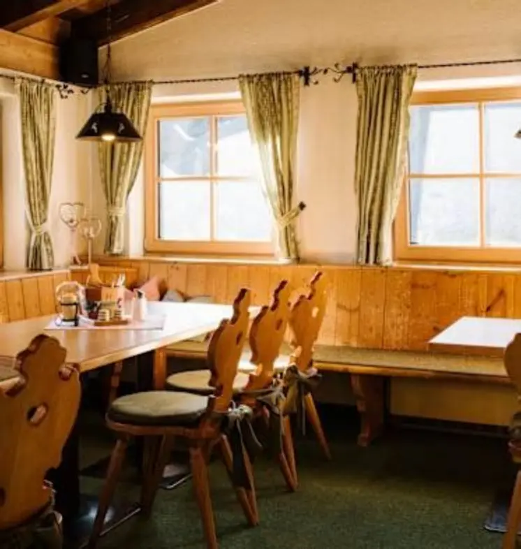 Gemütlichkeit wird hier groß geschrieben. Der Gastraum der Riffelseehütte. | © Website Riffelseehütte