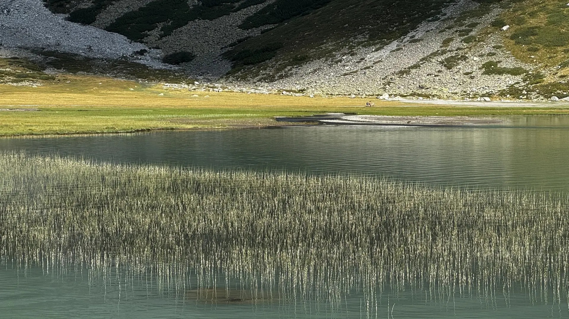 Wer Ruhe in wunderschöner Natur sucht, ist am Riffelsee in unmittelbarer Nähe der Riffelseehütte richtig. | © Helmut Schgeiner