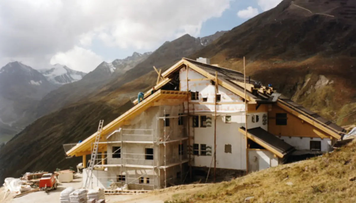 Die Riffelseehütte wird im Jahr 2000/21 erweitert. | © DAV Archiv