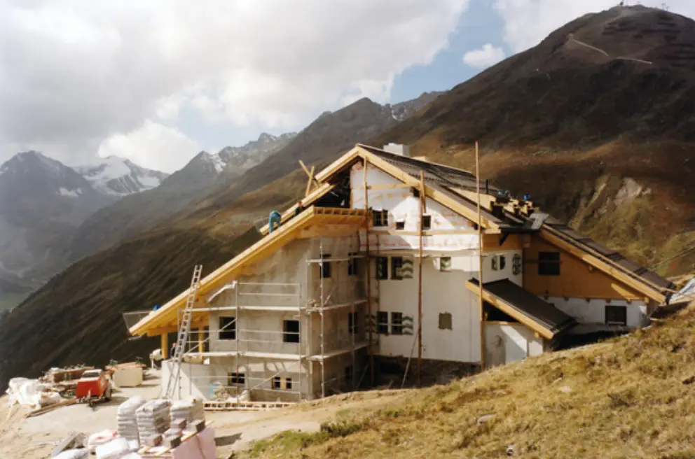 Die Riffelseehütte wird im Jahr 2000/21 erweitert. | © DAV Archiv
