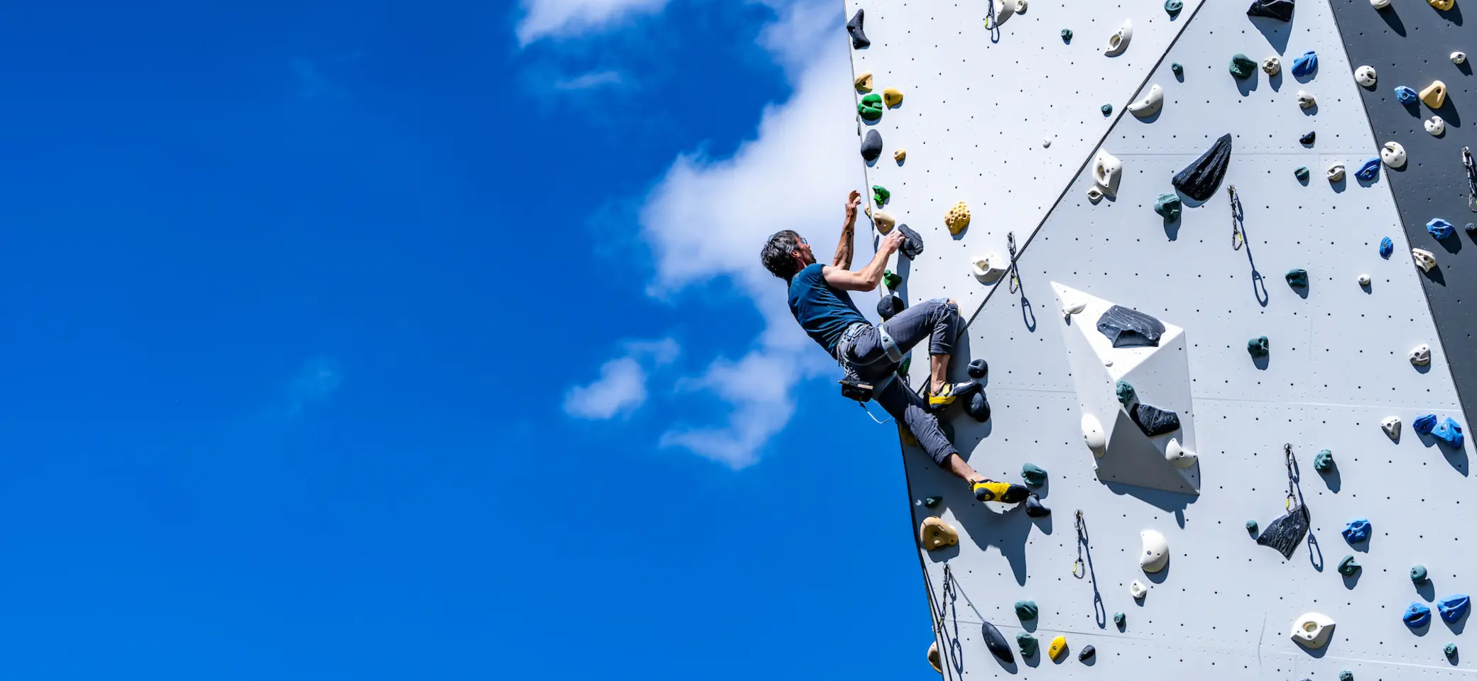 Mann klettert an der Außenwand des DAV Kletterzentrums Frankfurt am Main | © DAV Kletterzentrum Frankfurt am Main