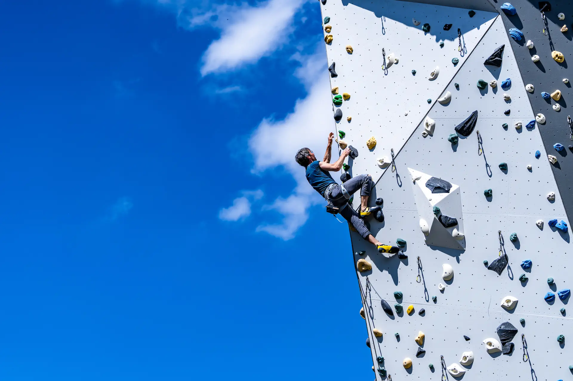 Mann klettert an der Außenwand des DAV Kletterzentrums Frankfurt am Main | © DAV Kletterzentrum Frankfurt am Main