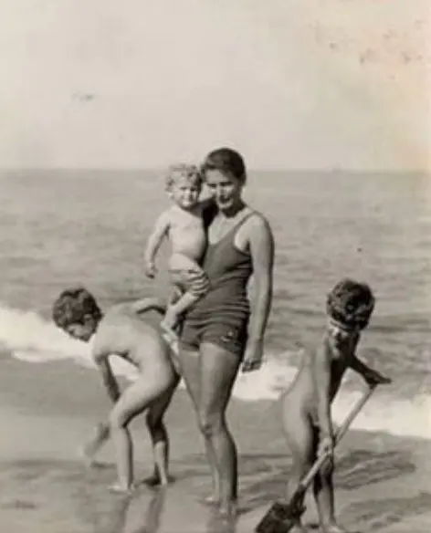 Ilse Schönflies mit Kindern in den 1930er Jahre | ©  Foto Yad Vashem