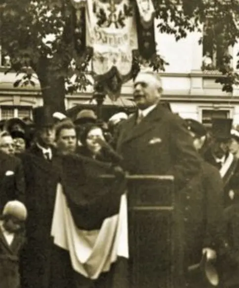 Arthur Kutz weiht 1932 ein Denkmal ein. | © DAV Sektion Frankfurt Main