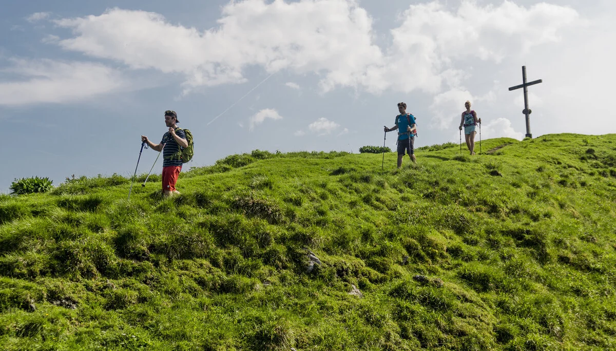 Drei Wanderer auf den grünen Berghängen der Chiemgauer Alpen | © DAV/Hans Herbig