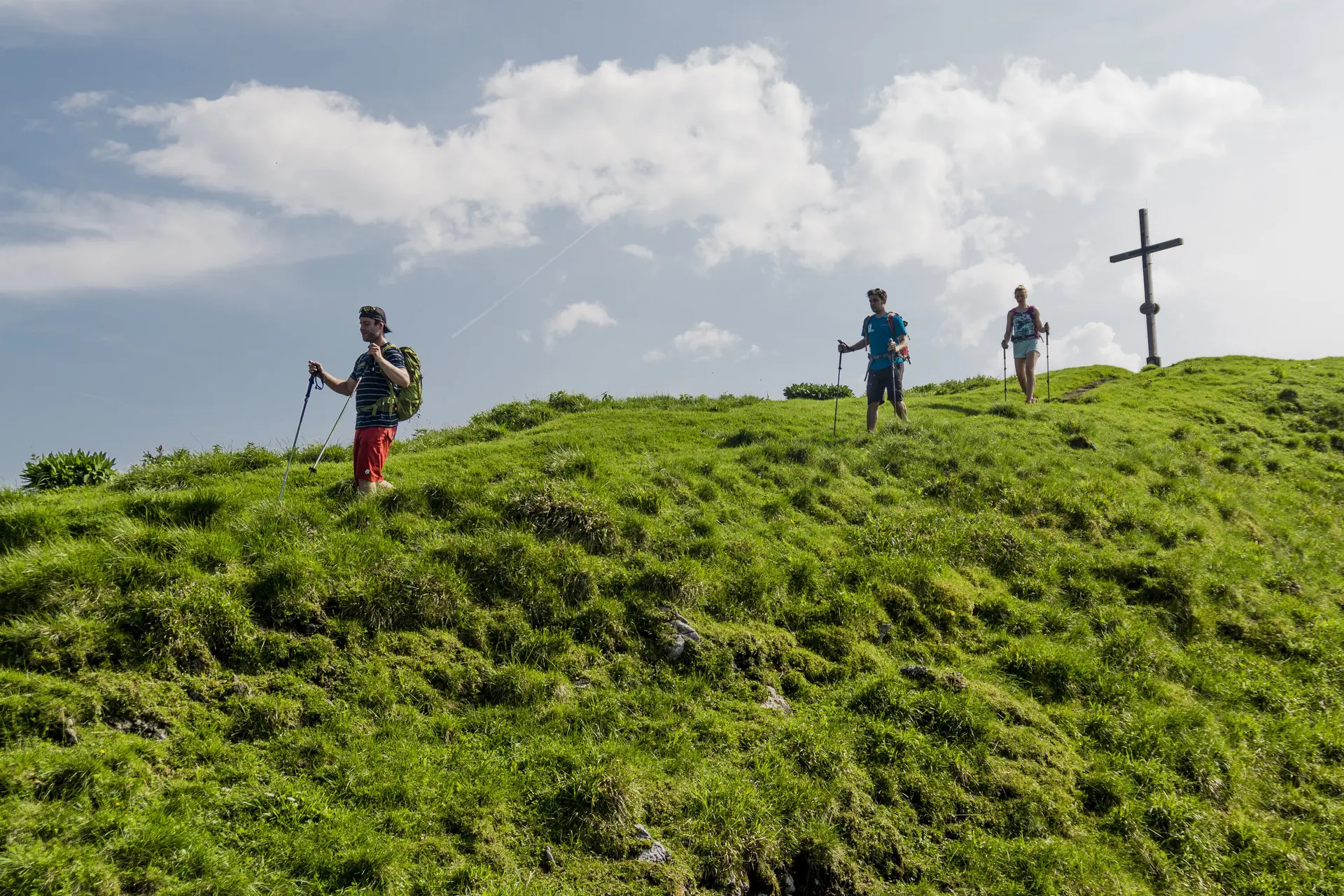Drei Wanderer auf den grünen Berghängen der Chiemgauer Alpen | © DAV/Hans Herbig
