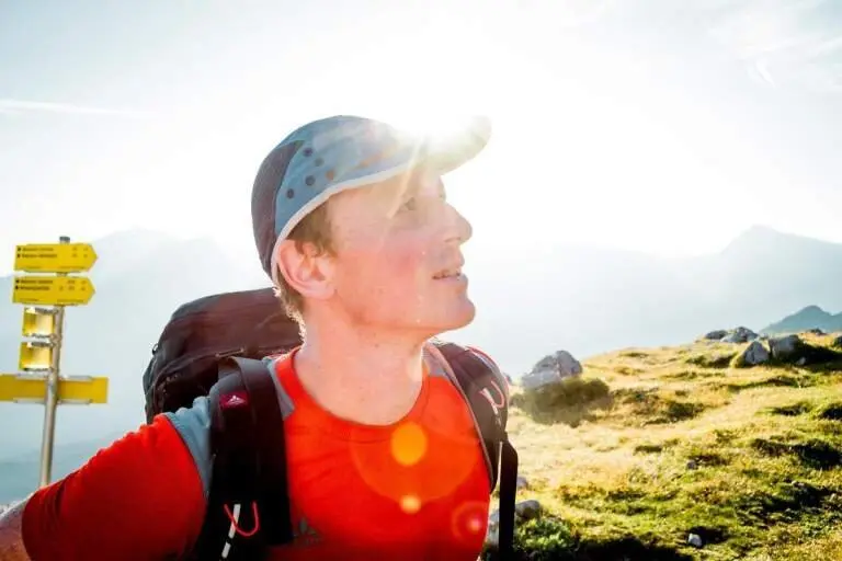 Ein Mann bei strahlendem Sonnenschein auf dem Watzmann-Gipfel | © DAV / Jens Klatt