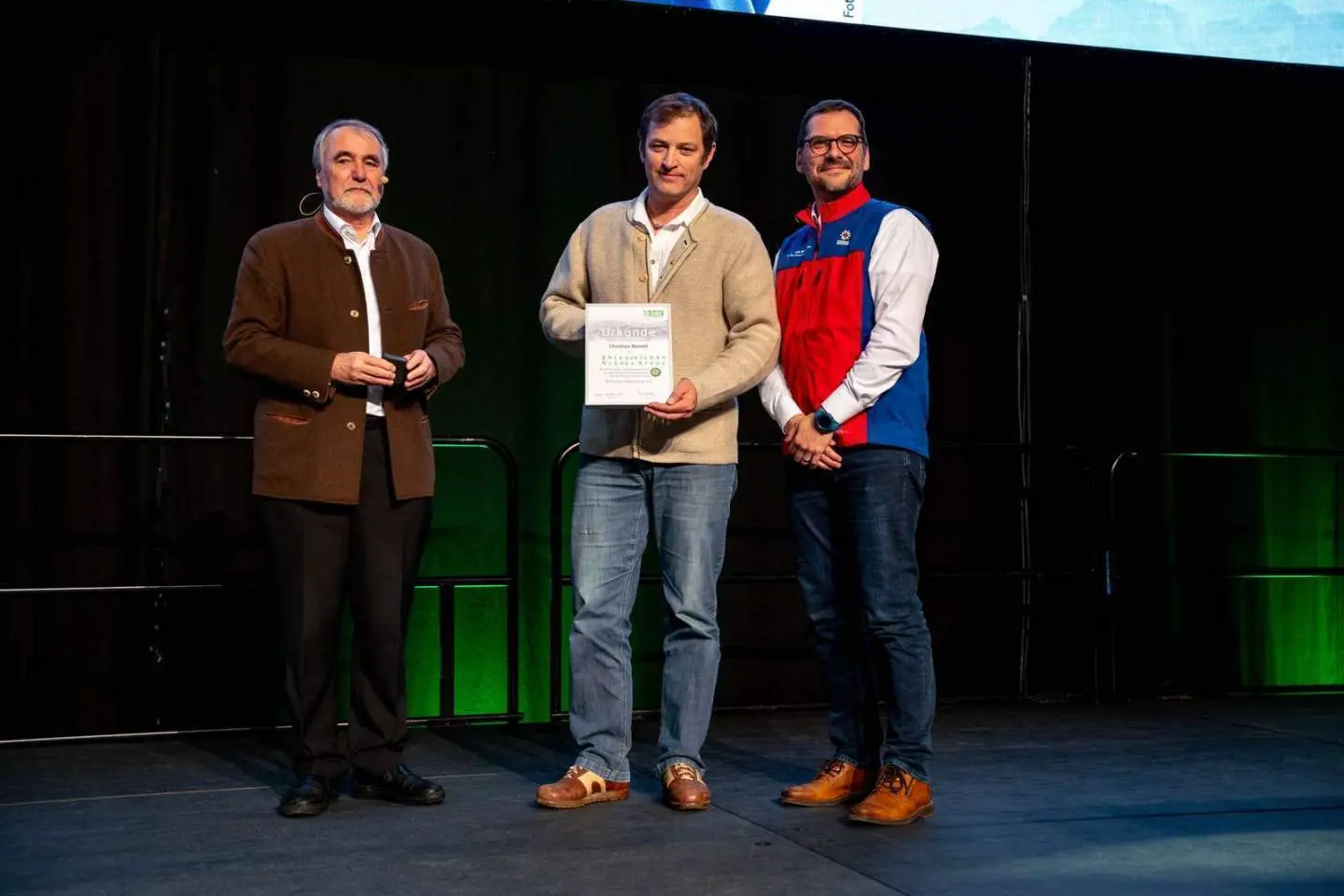 Verleihung Grünes Kreuz durch DAV-Präsident Roland Stierle an Christian Donner von der Bergwacht Oberstdorf. | © DAV / Julian Rohn